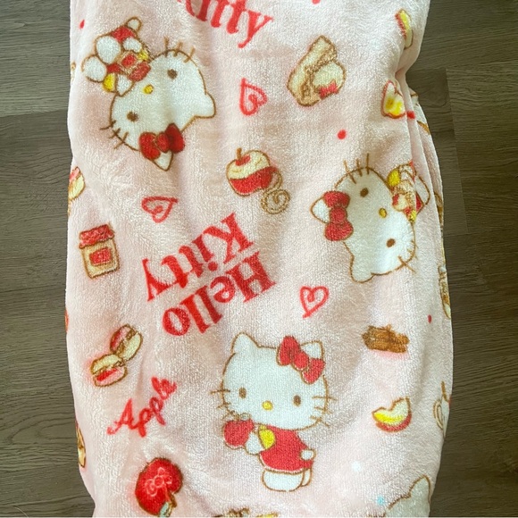 NWT! Hello Kitty Pink Apple Pie Blanket Cloud Throw - Picture 3 of 3